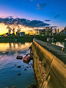 呼松漁港の堤防と水島工業地帯。