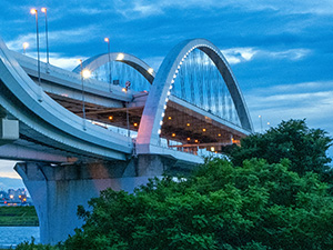 荒川にかかる五色桜大橋。
